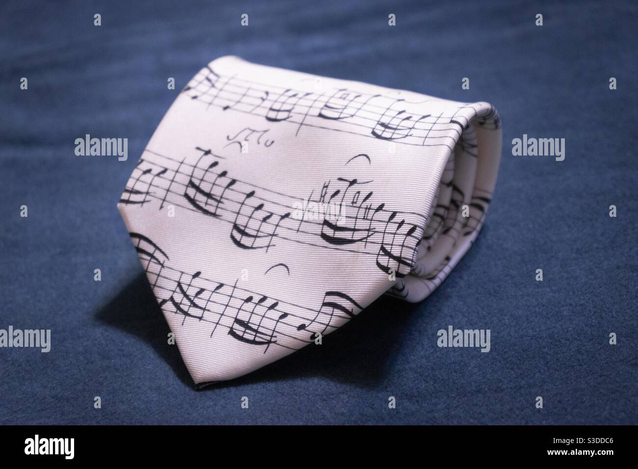 Cravate musicale Banque de photographies et d'images à haute résolution -  Alamy