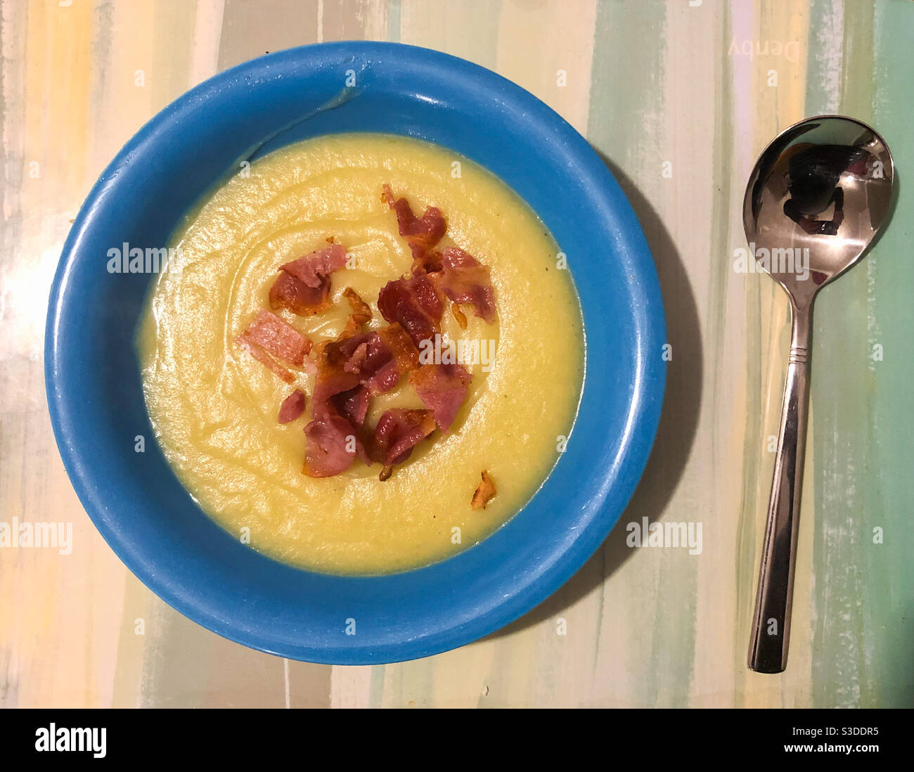 Bol maison de fuite et soupe de pommes de terre garni de morceaux de bacon grillé. - Image de stock capturée avec un smartphone