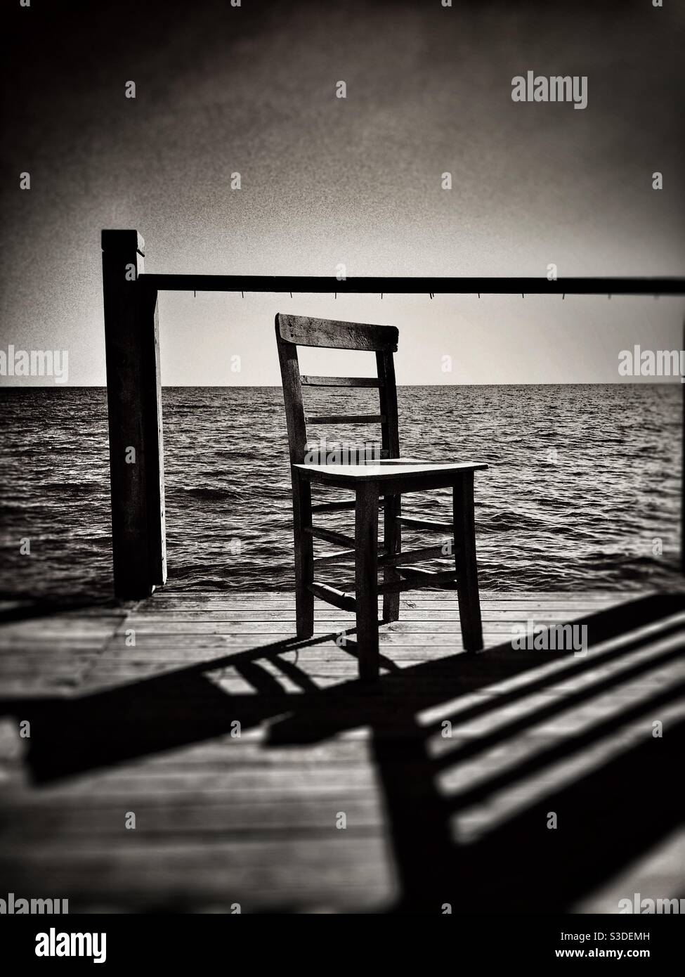 Image à contraste élevé d'une chaise vide laissée par le mer Banque D'Images