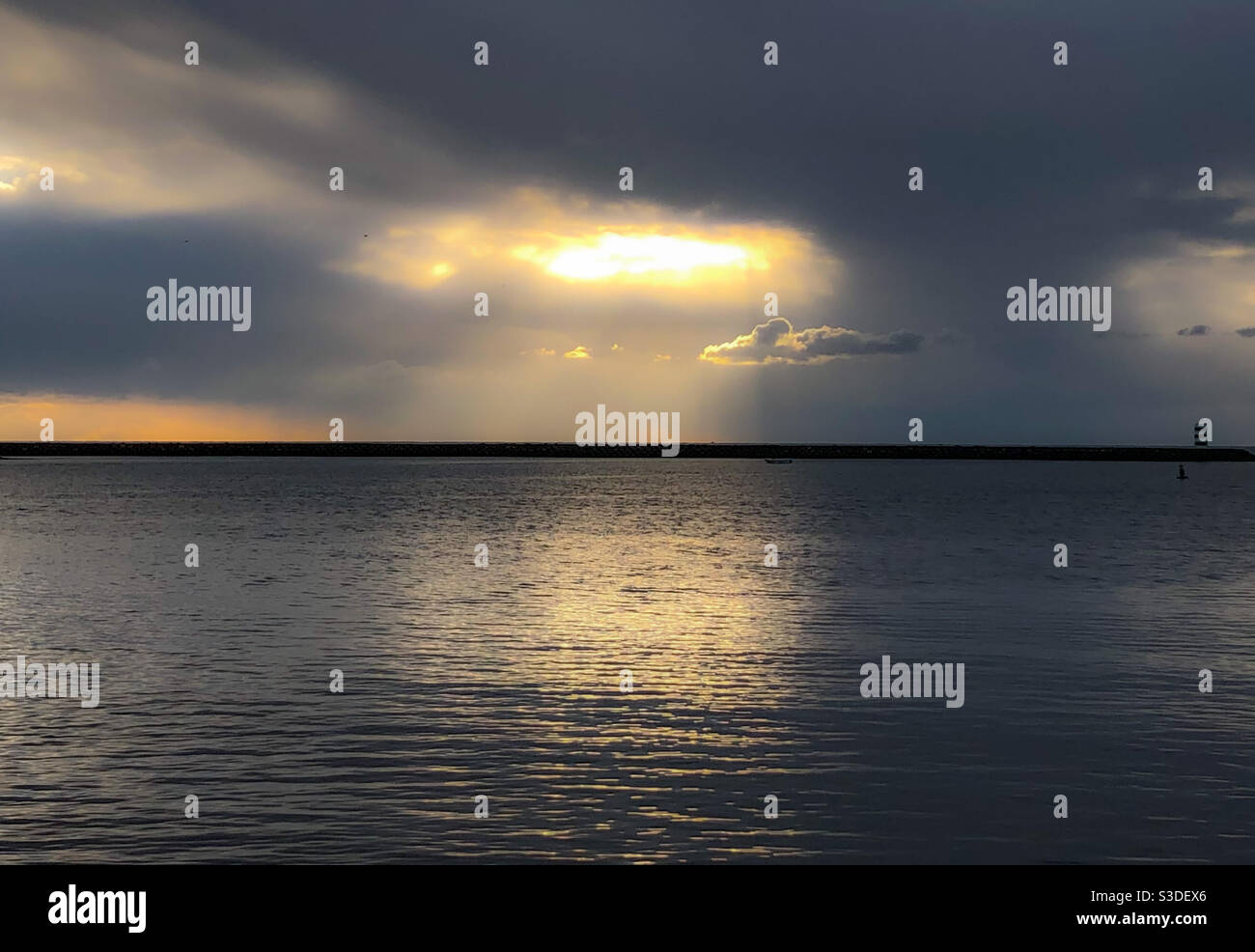 Nous avons vu le trou dans le ciel expulser la lumière Banque D'Images