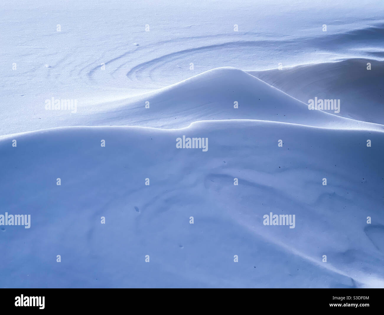 Snowdrift après une tempête d'hiver. Banque D'Images