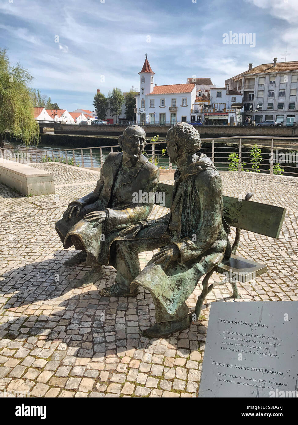 Figures de Fernando Lopes-Graça et Fernando Araújo Ferreira assis sur un banc à Parque do Mouchão, Tomar, Portugal Banque D'Images