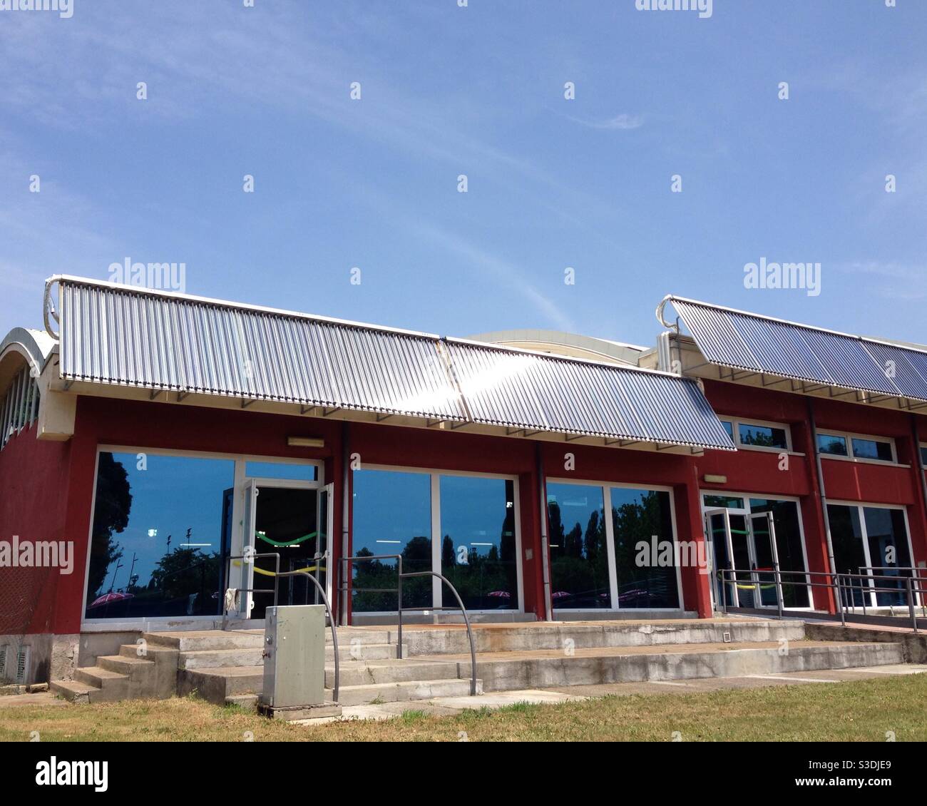 Panneaux solaires pour l'eau chaude d'une piscine à Milan, Italie, 2019. Banque D'Images