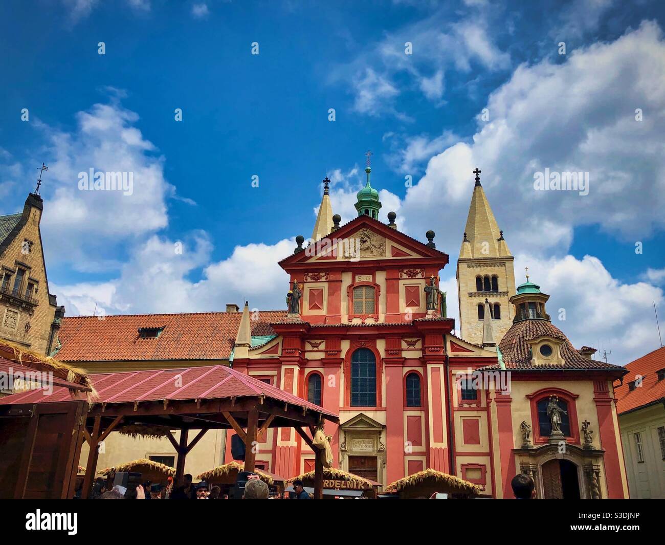 Basilique Saint-Georges dans le quartier du château de Prague, République tchèque. - Image de stock capturée avec un smartphone