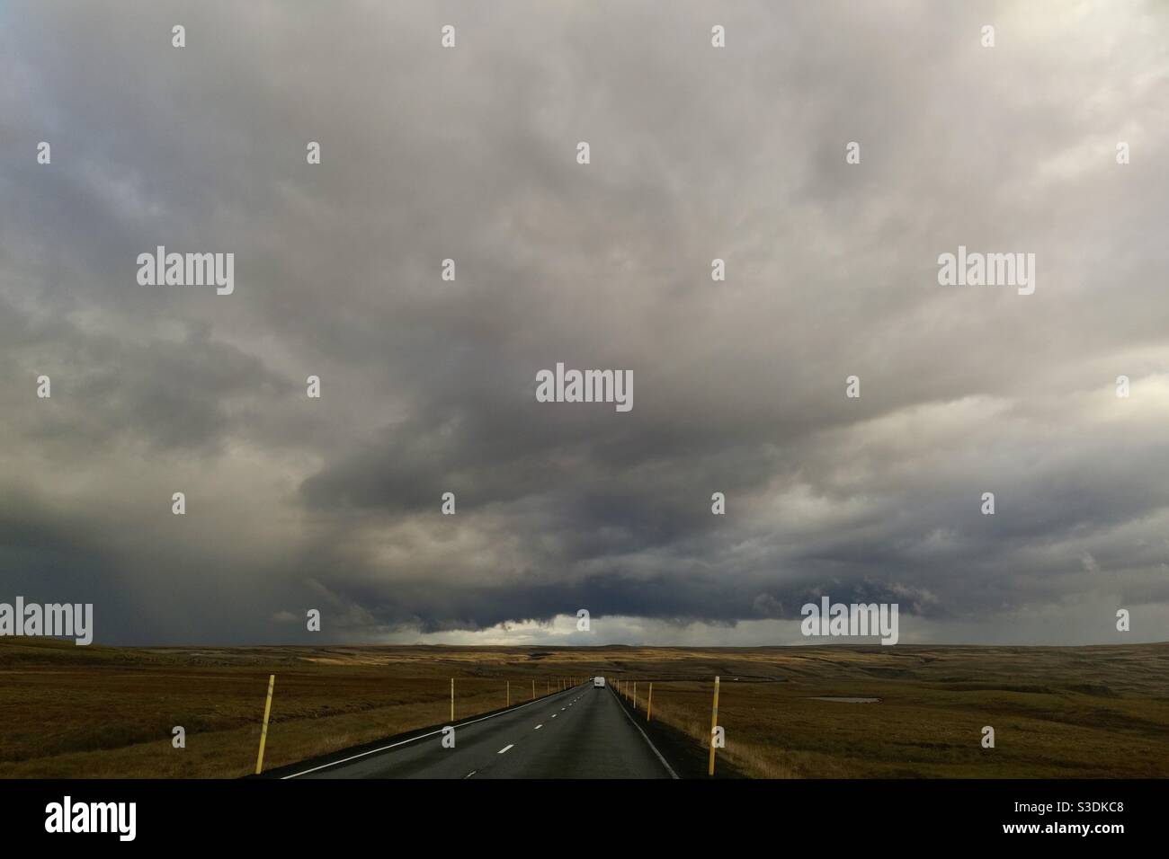 Route en Islande avec de lourds nuages Banque D'Images