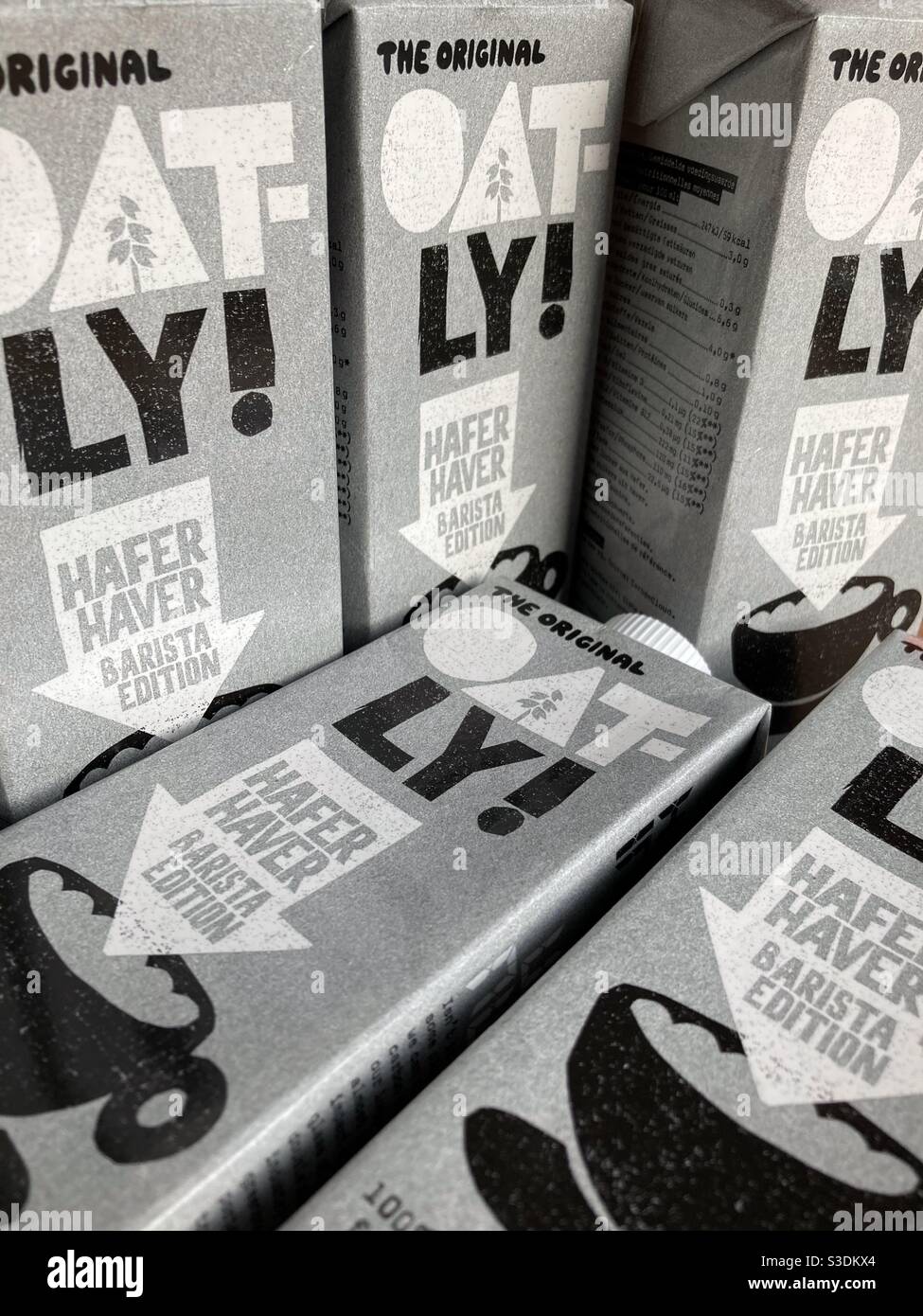 Six boîtes de boisson au lait d'avoine Oatly Banque D'Images