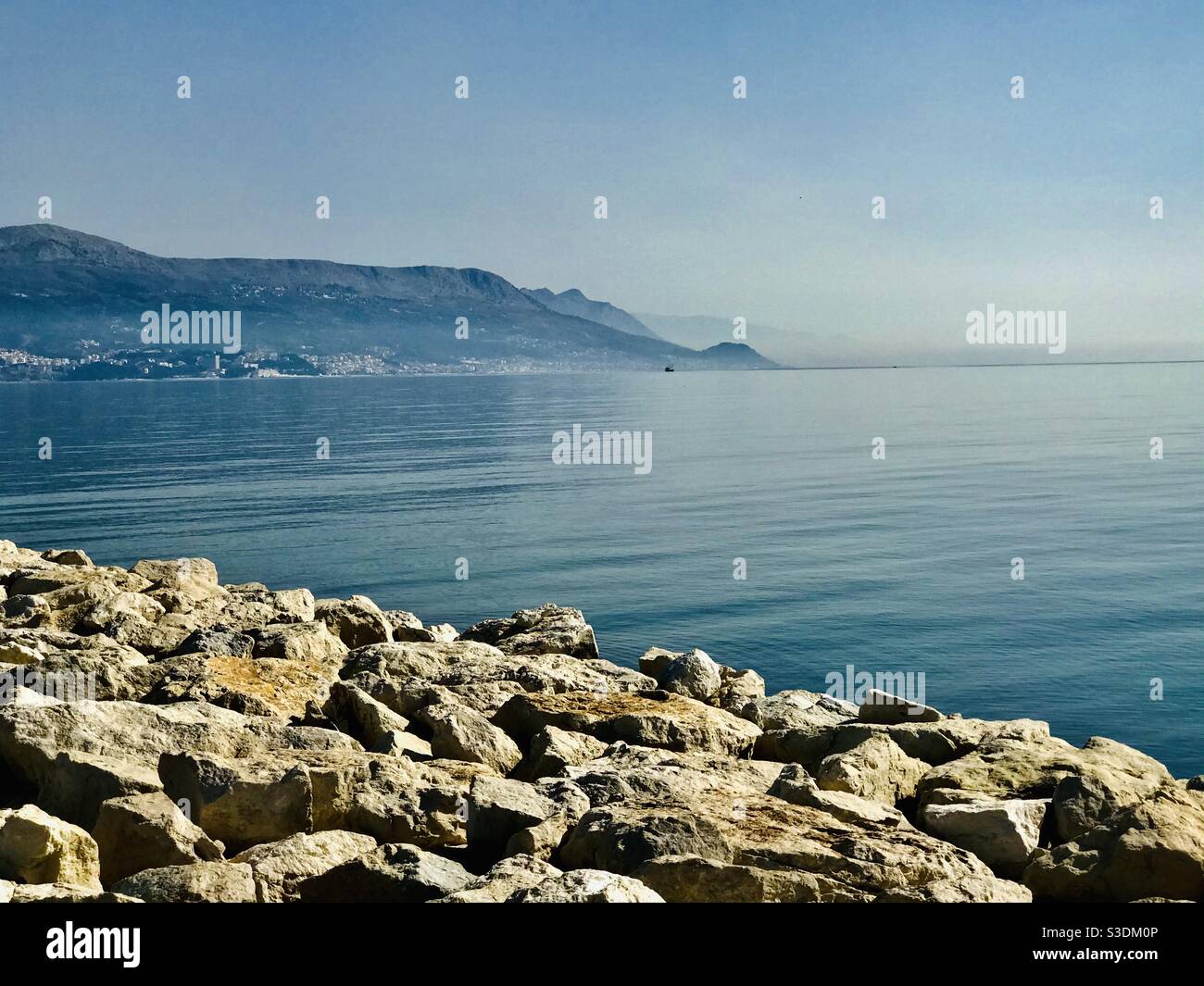 La rive de la mer Adriatique près de Split, Croatie - Image de stock capturée avec un smartphone