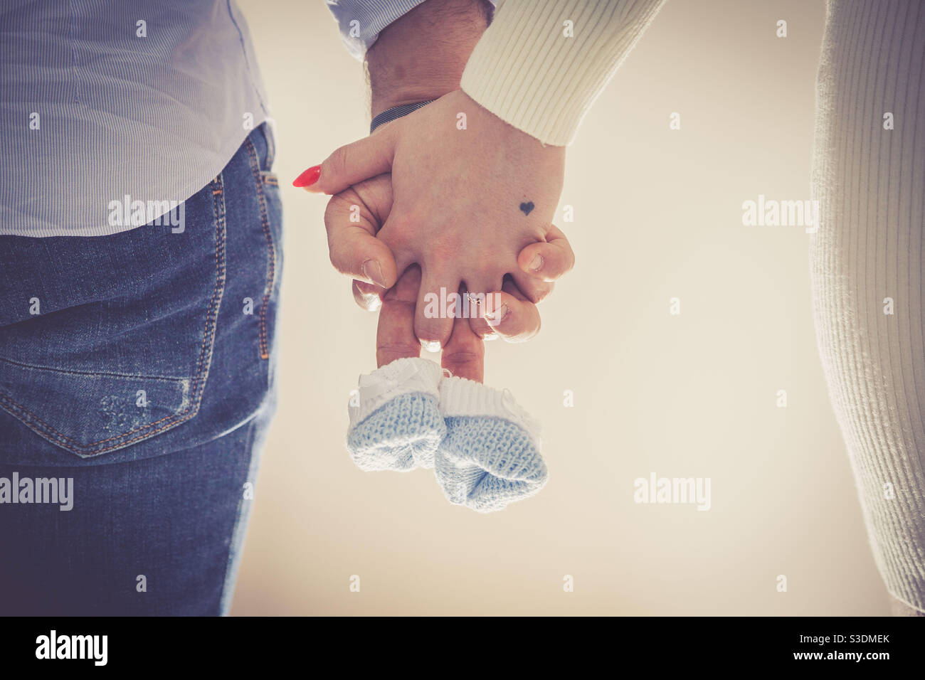 Livre De Grossesse De Tir Maman Et Papa Attendant Un Garcon Les Mains Avec De Petites Chaussures Nouveau Ne Photo Stock Alamy