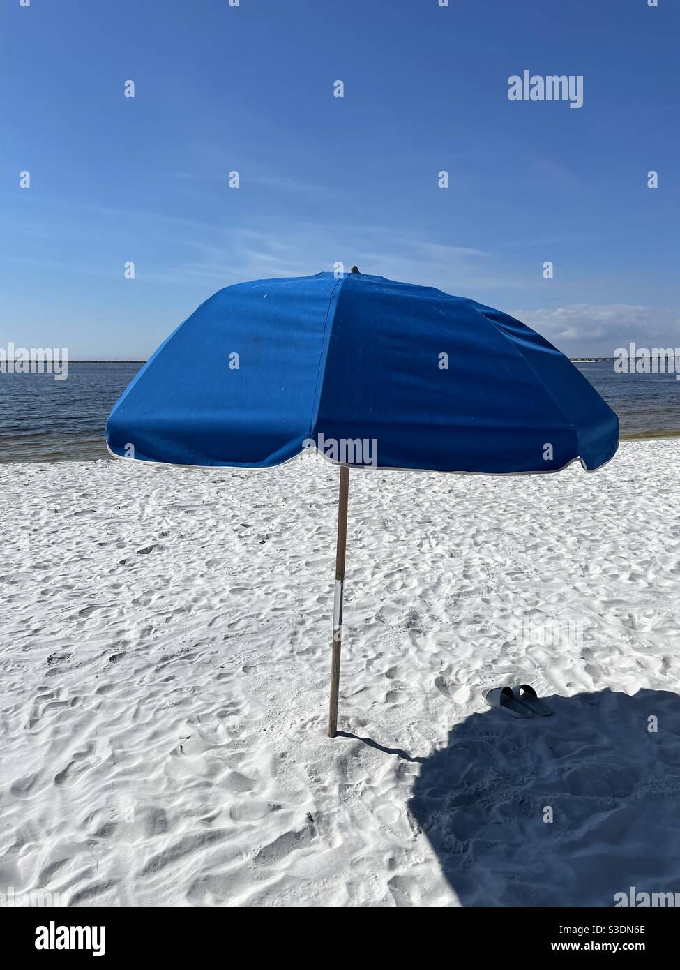 Parasol bleu sur la plage de sable blanc de Floride Banque D'Images