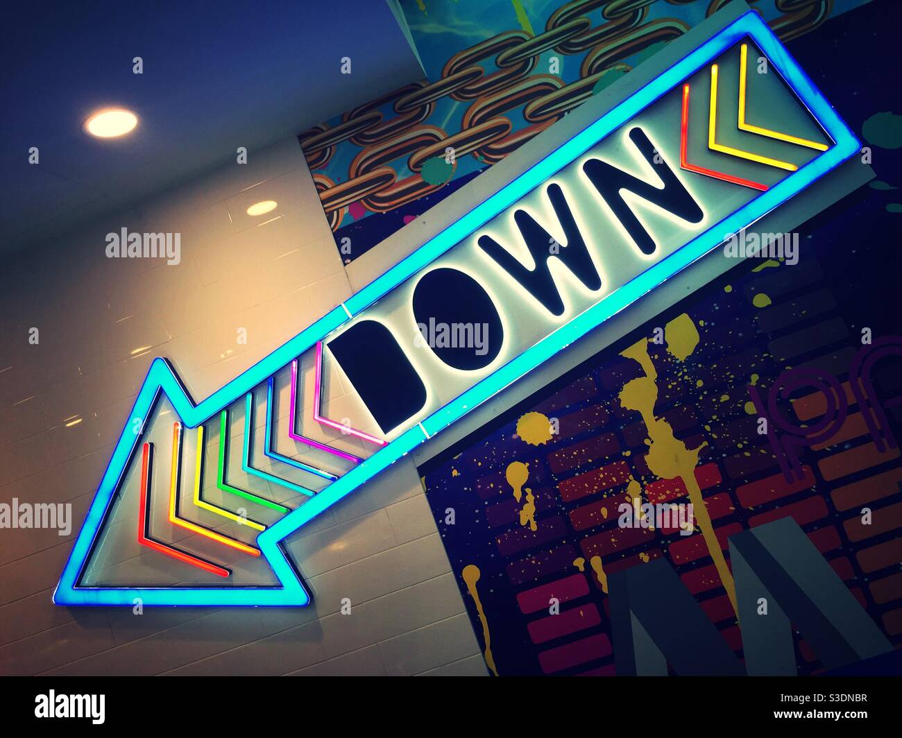 Une flèche orientée vers le bas très lumineuse indique de peser dans un magasin de détail, New York, États-Unis Banque D'Images