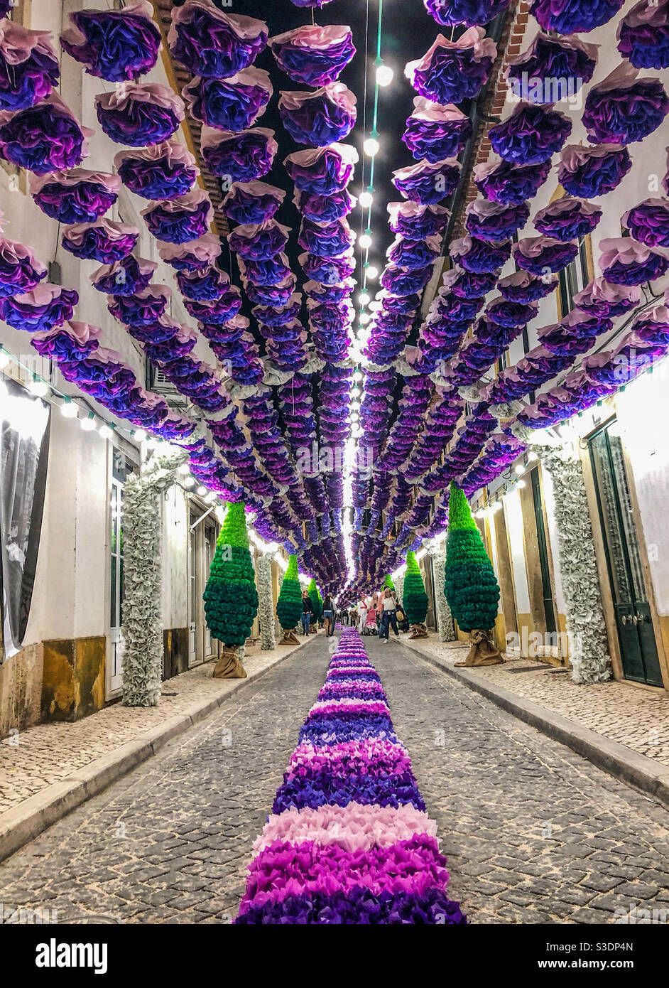 Une rue décorée à Tomar pour Festa dos Tabuleiros, Portugal 2019 Banque D'Images