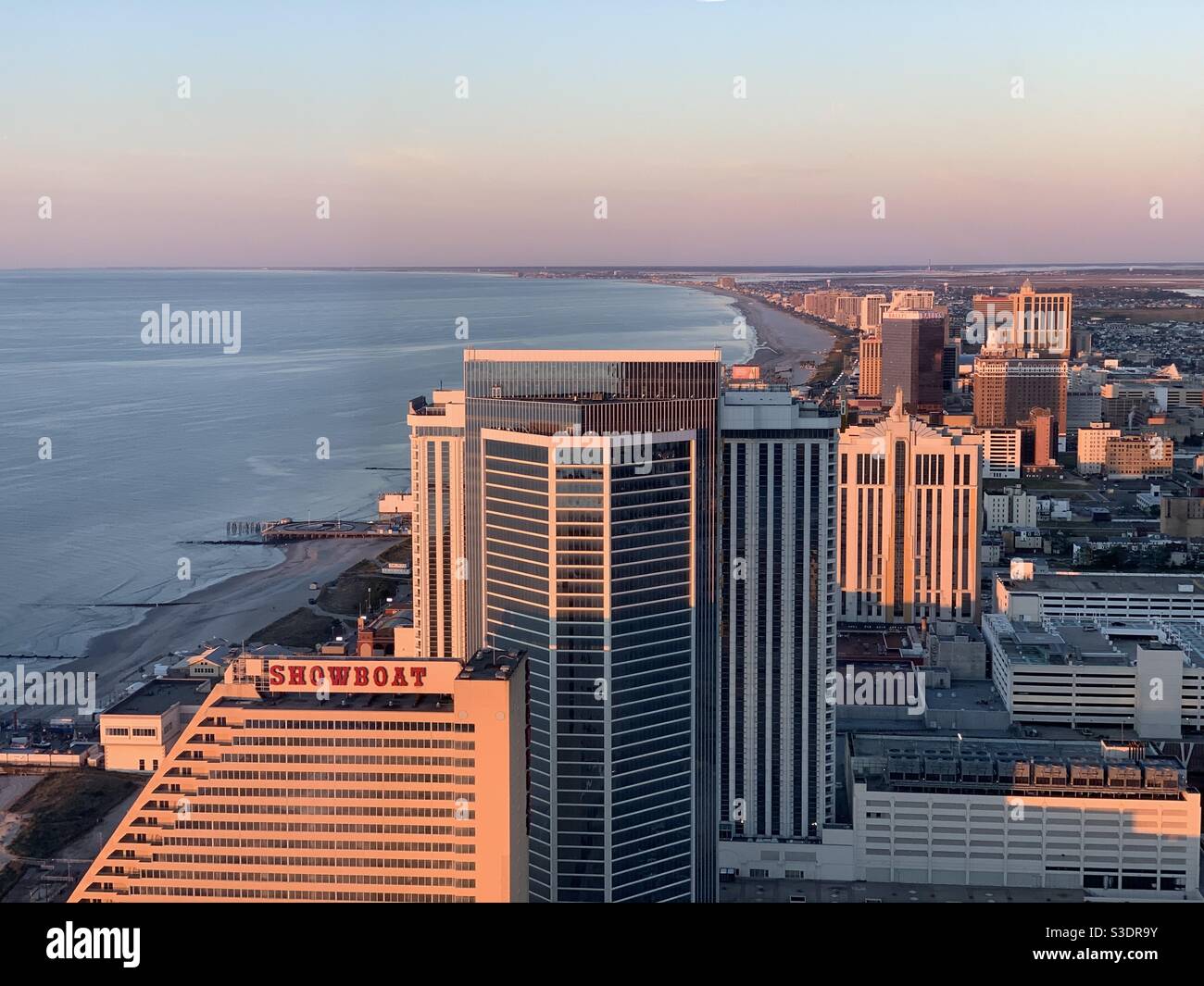 Octobre 2020, tôt le matin, vue sur les bâtiments le long de la promenade de la ville atlantique, Atlantic City, New Jersey, États-Unis Banque D'Images