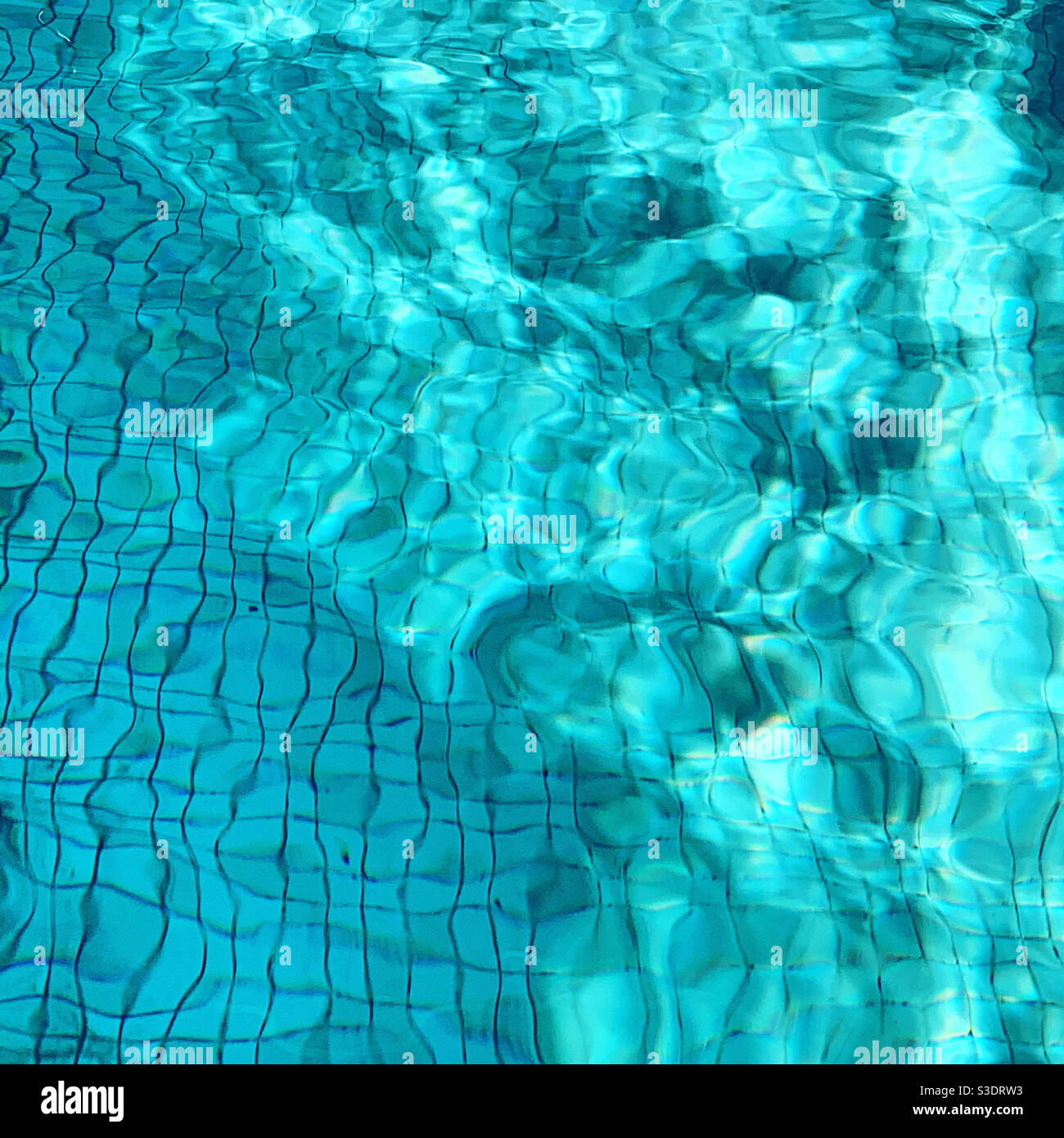 Lumière du soleil sur la surface de la piscine de l'hôtel - Image de stock capturée avec un smartphone