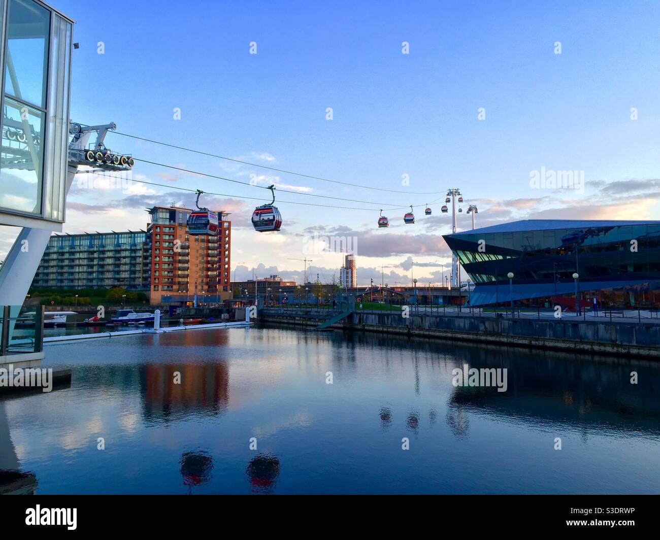 Téléphérique Emirates Air Line de l'autre côté de la rivière à Londres Tamise - Image de stock capturée avec un smartphone
