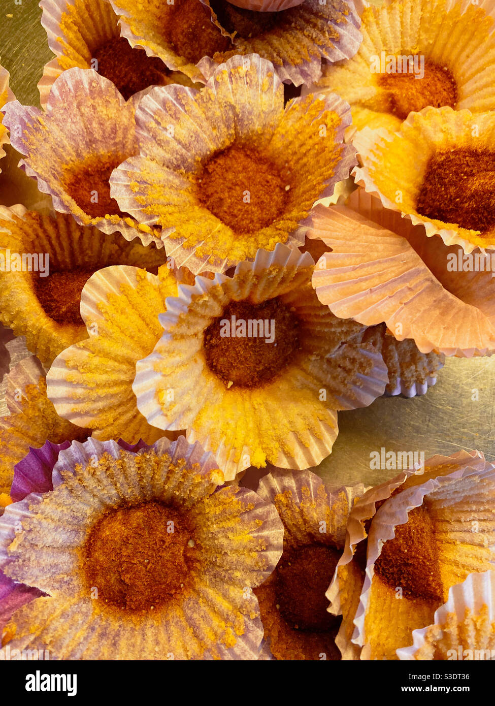 Papier de cupcake en forme de fleur laissé après les muffins ont été mangé Banque D'Images