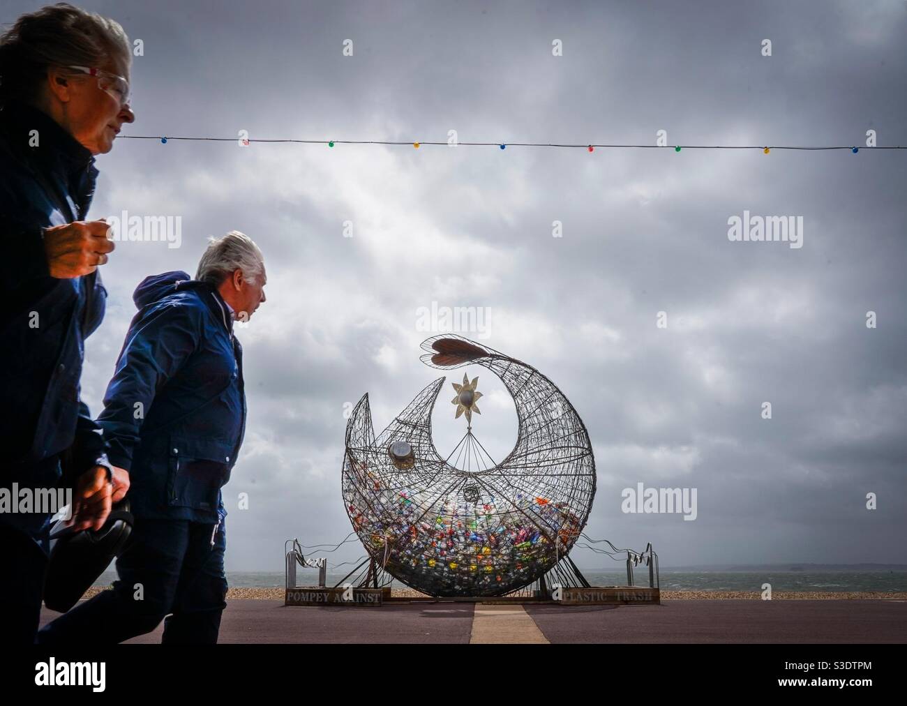 The Treadgold Fish, une sculpture de recyclage de bouteilles en plastique créée par Pete Codling, un artiste du sud de la mer Banque D'Images