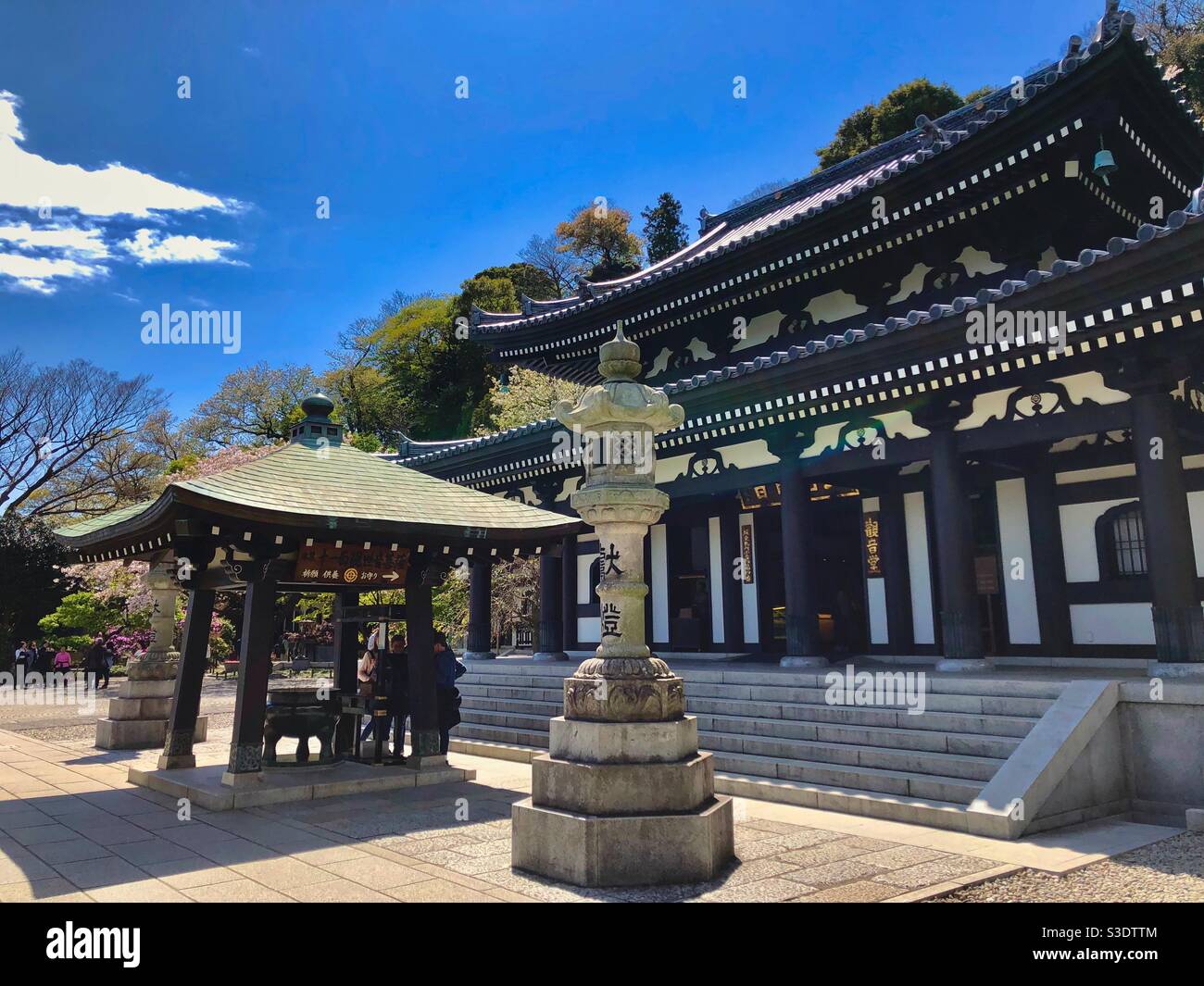 Temple bouddhiste japonais traditionnel Hase-dera à Kamakura, Japon. - Image de stock capturée avec un smartphone