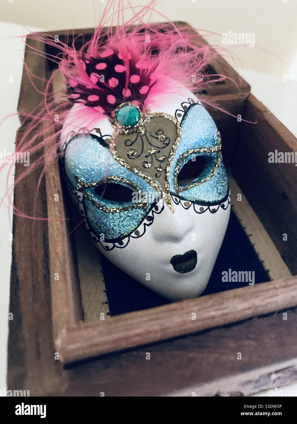 Masque en céramique dans une boîte Banque D'Images