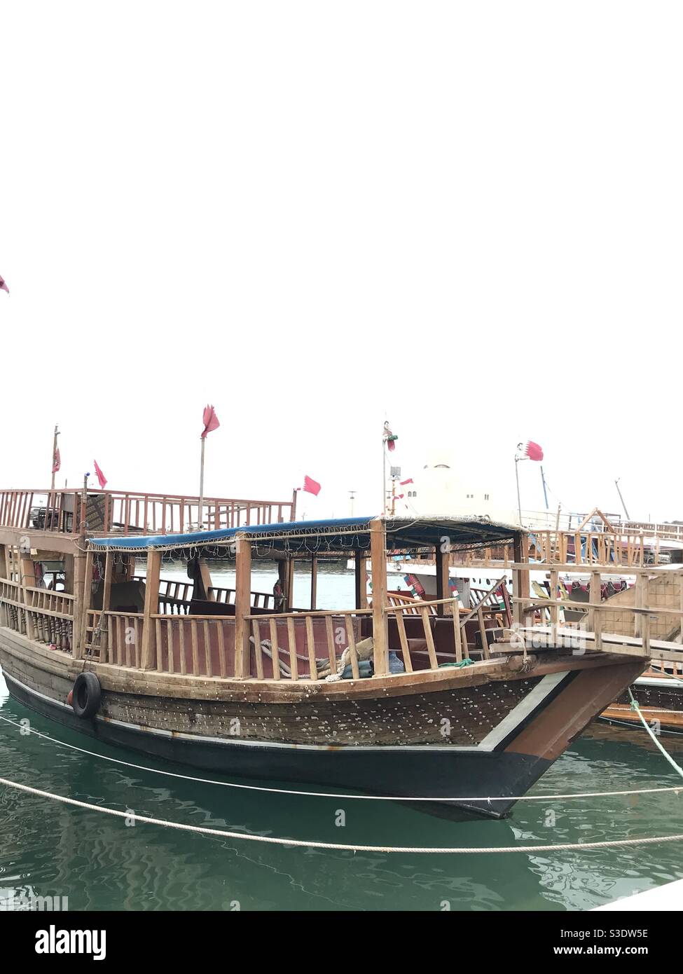 Gros plan sur les bateaux traditionnels de dhow le long de la corniche de Doha Au Qatar - Image de stock capturée avec un smartphone