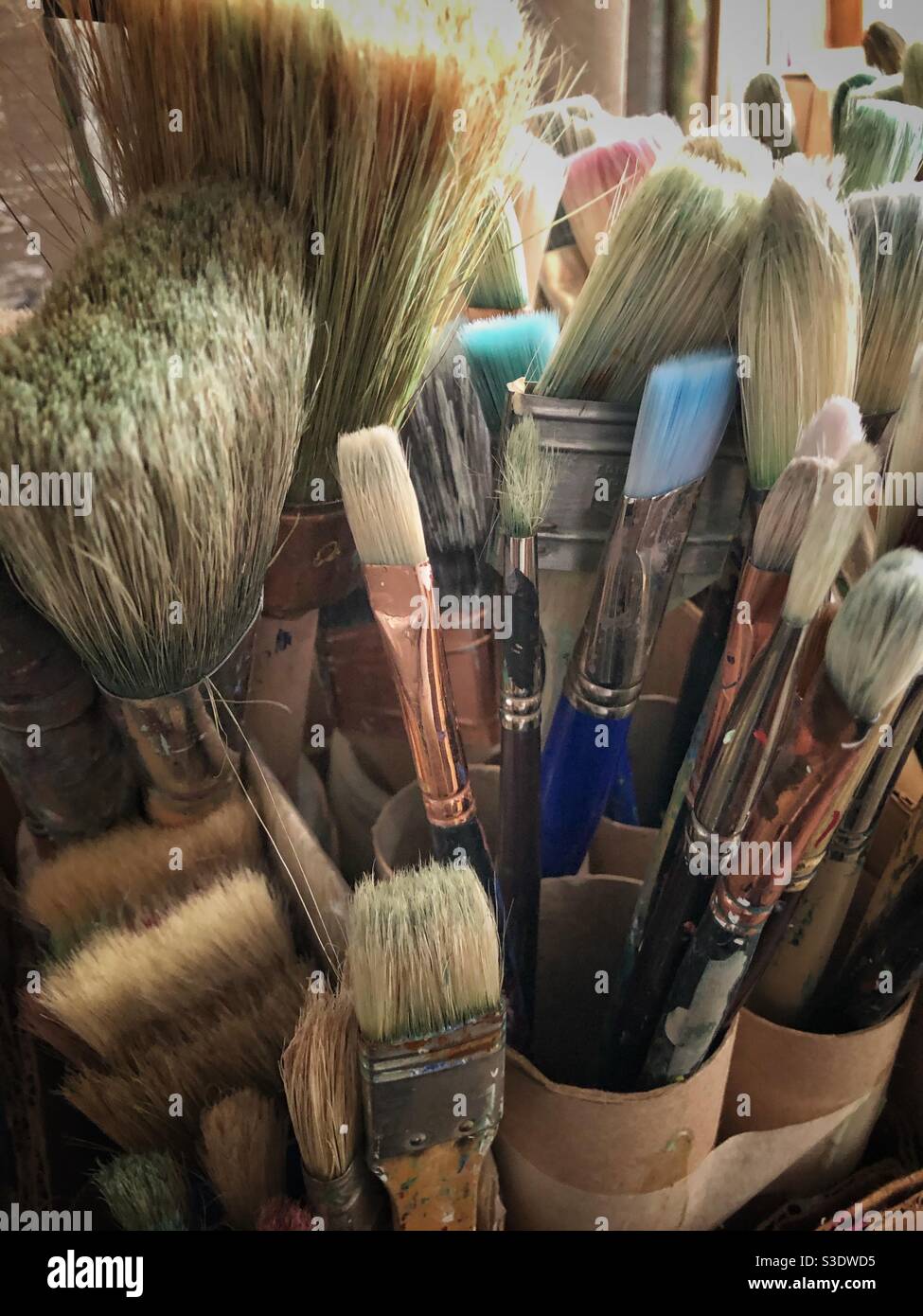 Pinceaux dans un atelier d'artiste à la coopérative des artistes d'Emeryville à Emeryville, Californie. - Image de stock capturée avec un smartphone