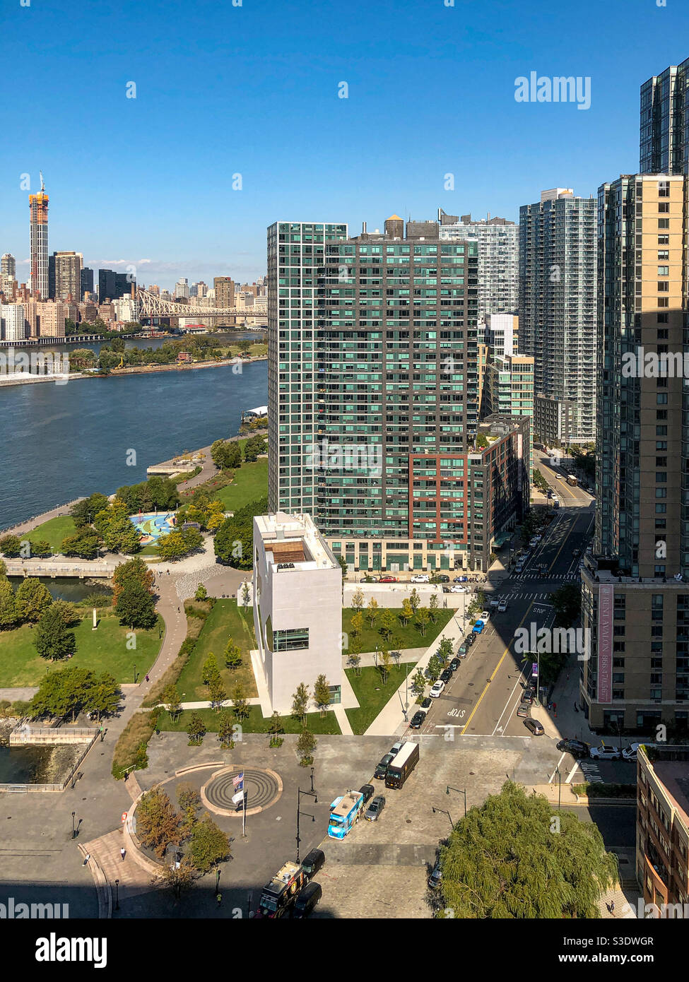 Steven Holl Hunter’s point Queens Bibliothèque publique et location de luxe Bâtiments sur Center Blvd - Image de stock capturée avec un smartphone