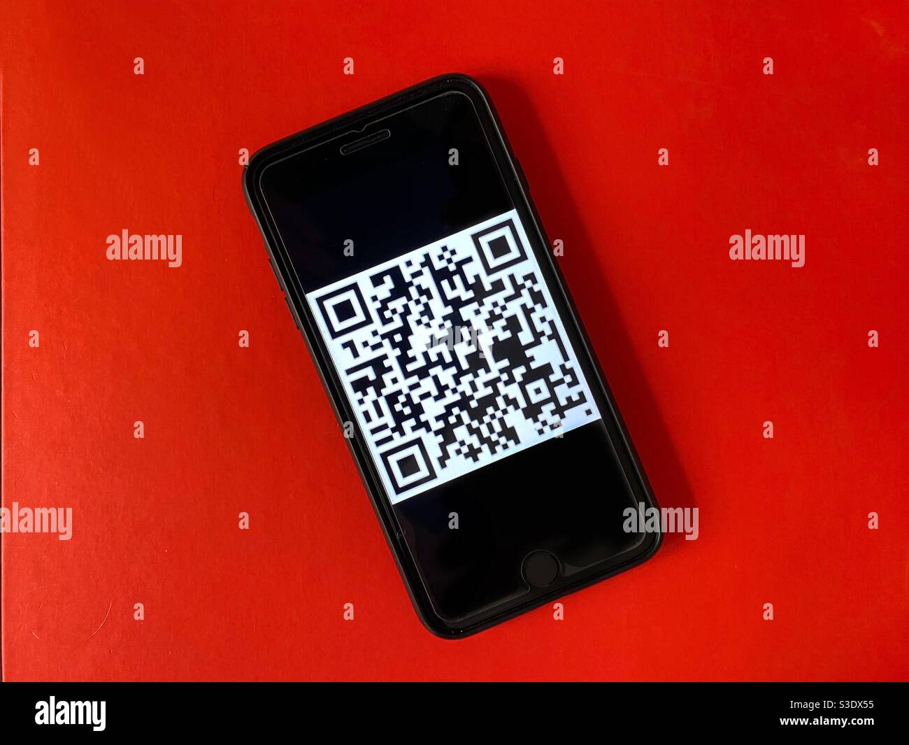 Code QR sur l'écran d'un téléphone portable Banque D'Images