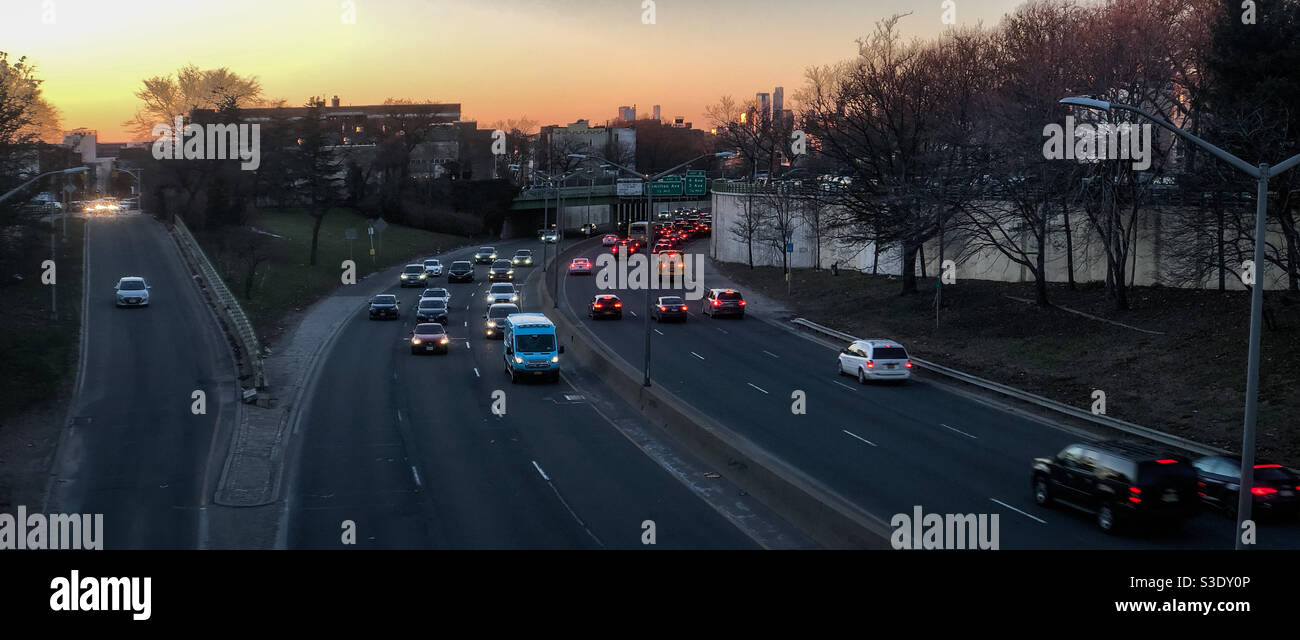 Un fort trafic sur l'autoroute direction Prospect Park, à Brooklyn et Manhattan - Image de stock capturée avec un smartphone