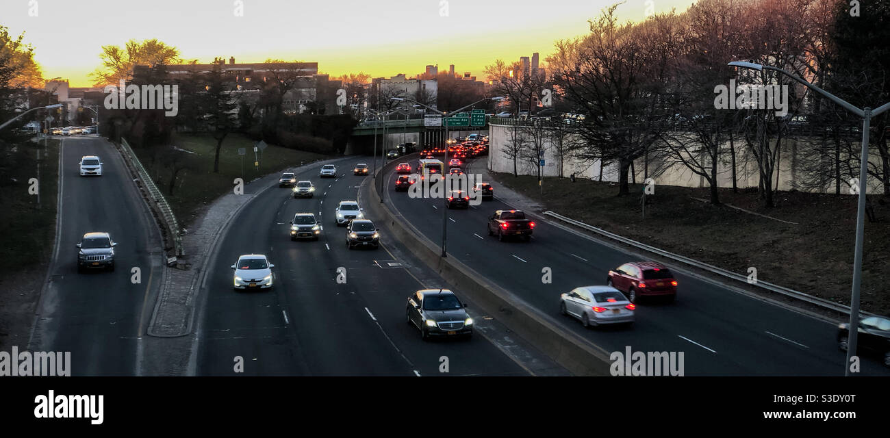 Un fort trafic sur l'autoroute direction Prospect Park, à Brooklyn et Manhattan - Image de stock capturée avec un smartphone