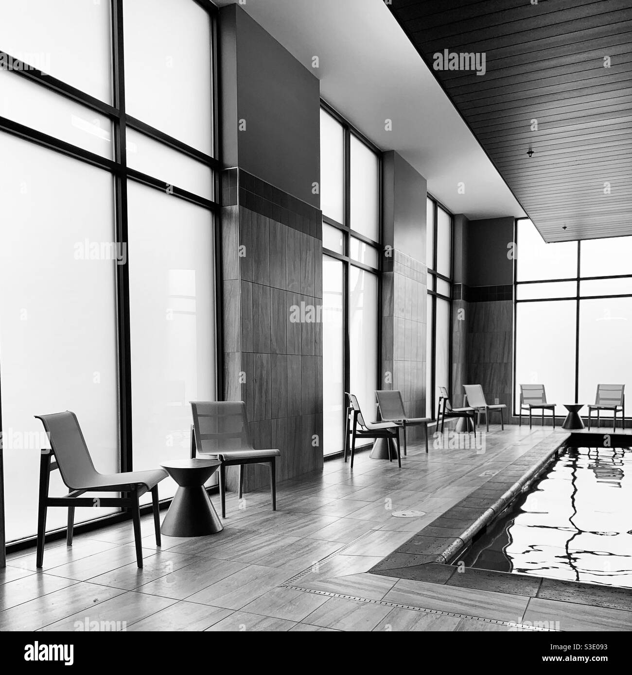 Image en noir et blanc de la piscine intérieure, Hampton Inn Salem Boston, Salem, Essex County, Massachusetts, États-Unis Banque D'Images