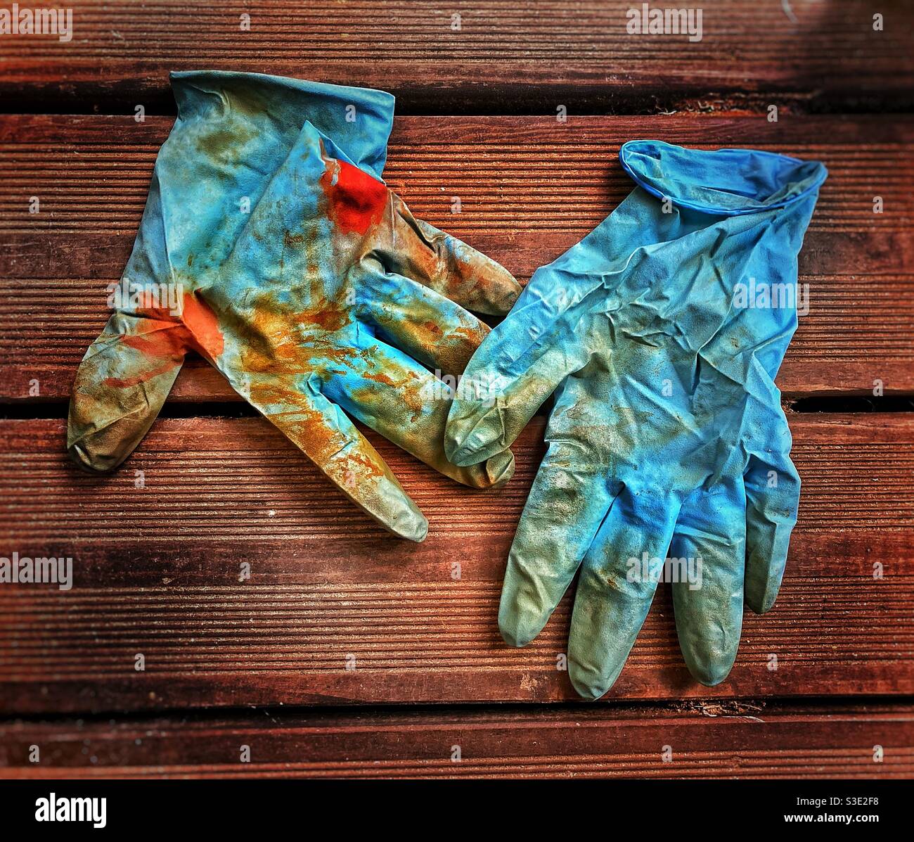 Gants en caoutchouc bleu avec peinture Banque D'Images