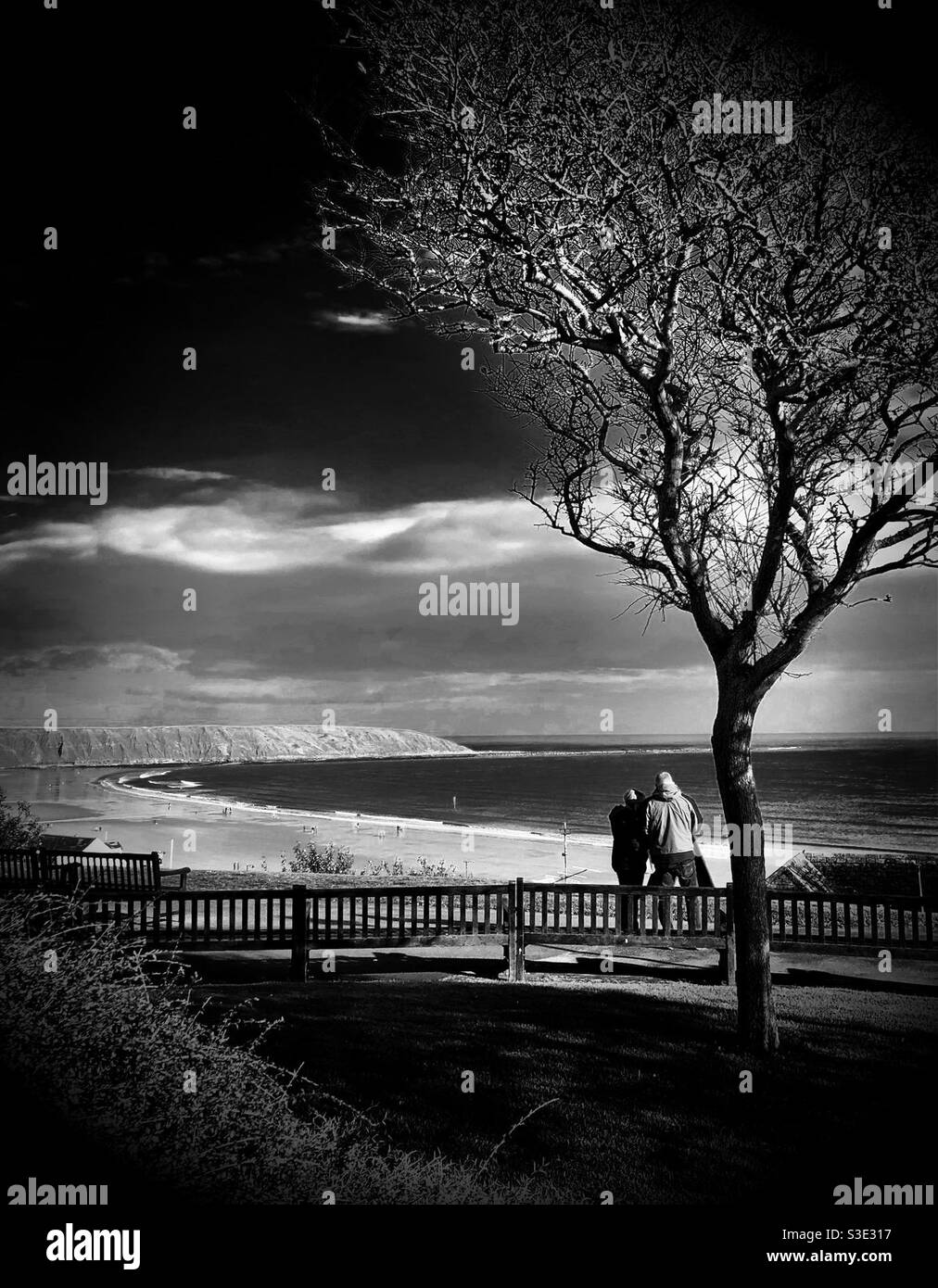 Image en noir et blanc d'un couple regardant sur un baie Banque D'Images