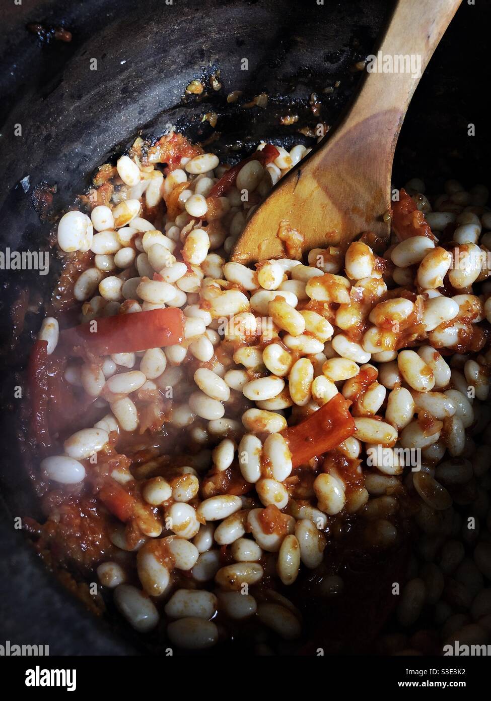 Les haricots cuits sont des haricots cuits dans une casserole à cuisson lente Banque D'Images