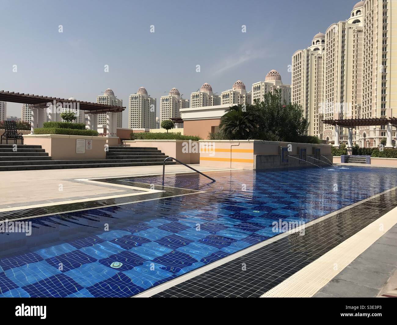 Piscine extérieure d'un complexe d'appartements de luxe sur l'île artificielle de la Perle à Doha, Qatar - Image de stock capturée avec un smartphone