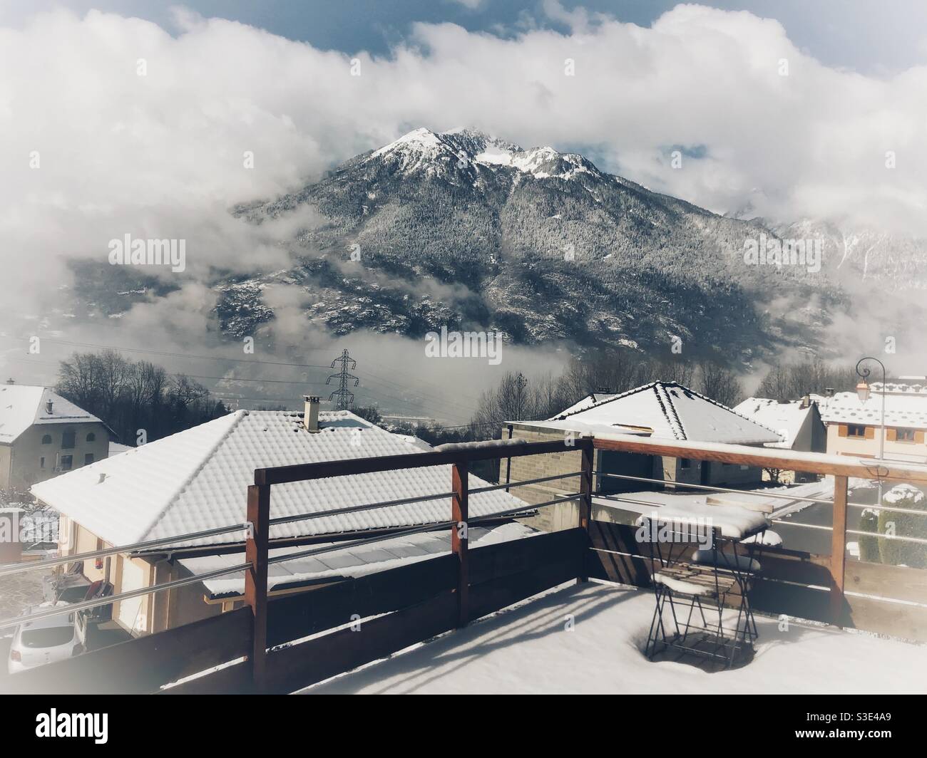 Village ennéigé en Savoie Banque D'Images