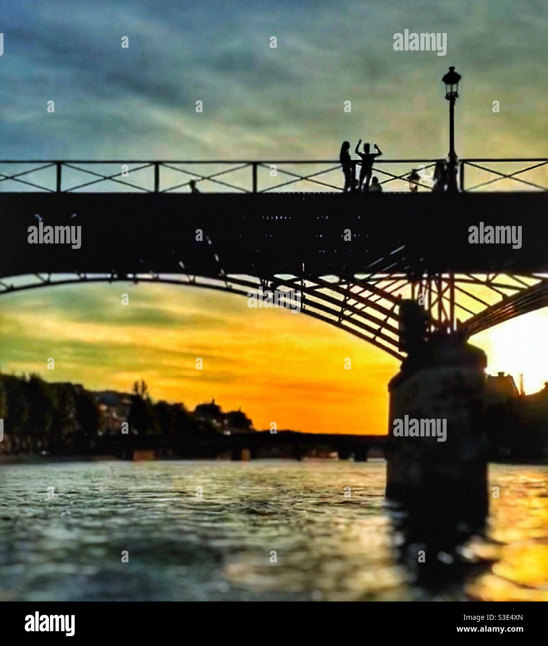 Un pont sur la Seine à Paris au coucher du soleil. Banque D'Images