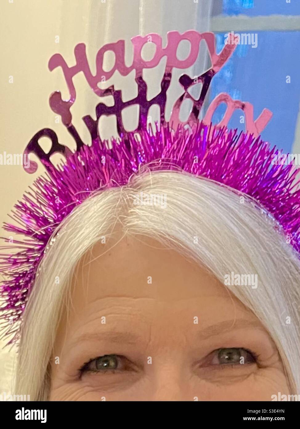 Quel que soit votre âge, rien ne vaut une tiare rose chaud pour joyeux anniversaire ! - Image de stock capturée avec un smartphone