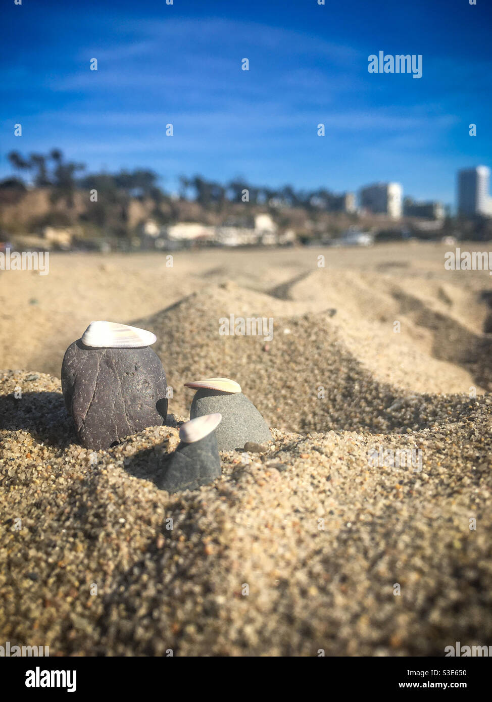 Pierres avec coquillages comme chapeaux sur la plage de Santa Monica Banque D'Images