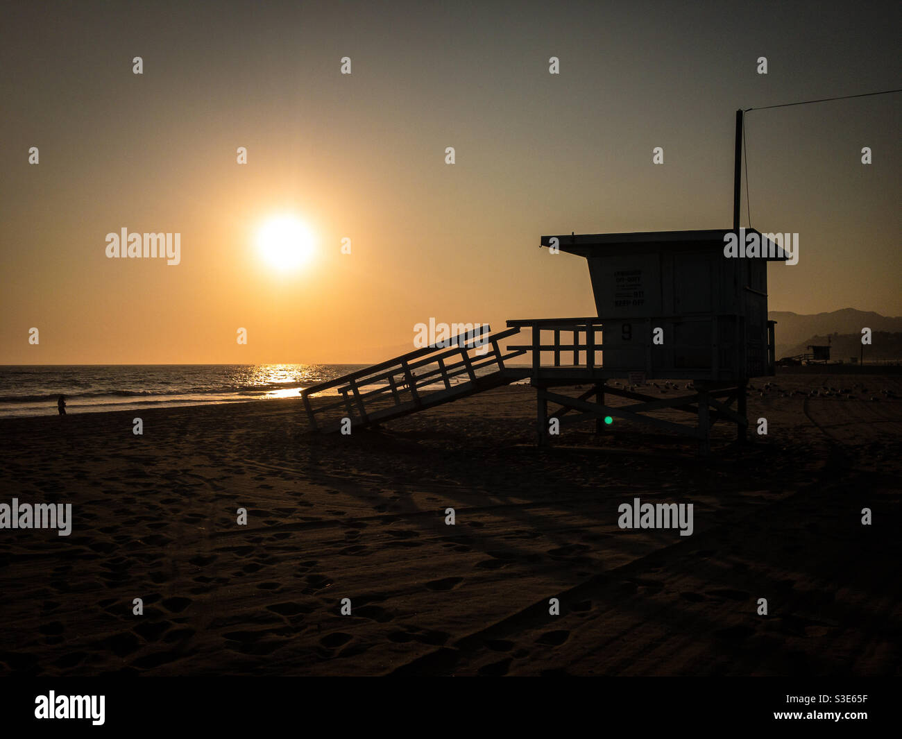 Station de sauveteurs sur la plage de Santa Monica au coucher du soleil Banque D'Images