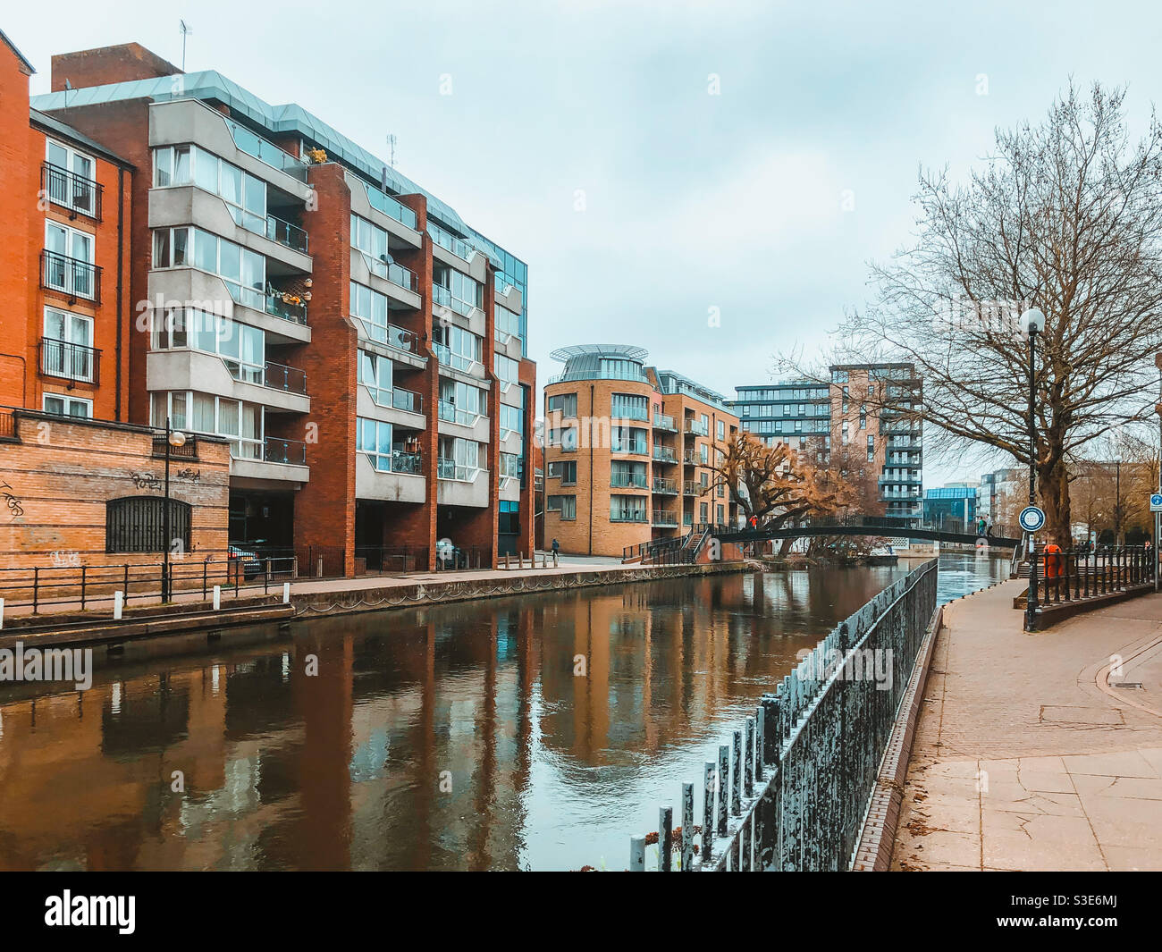 Vue sur la rivière Kennett à Reading. - Image de stock capturée avec un smartphone