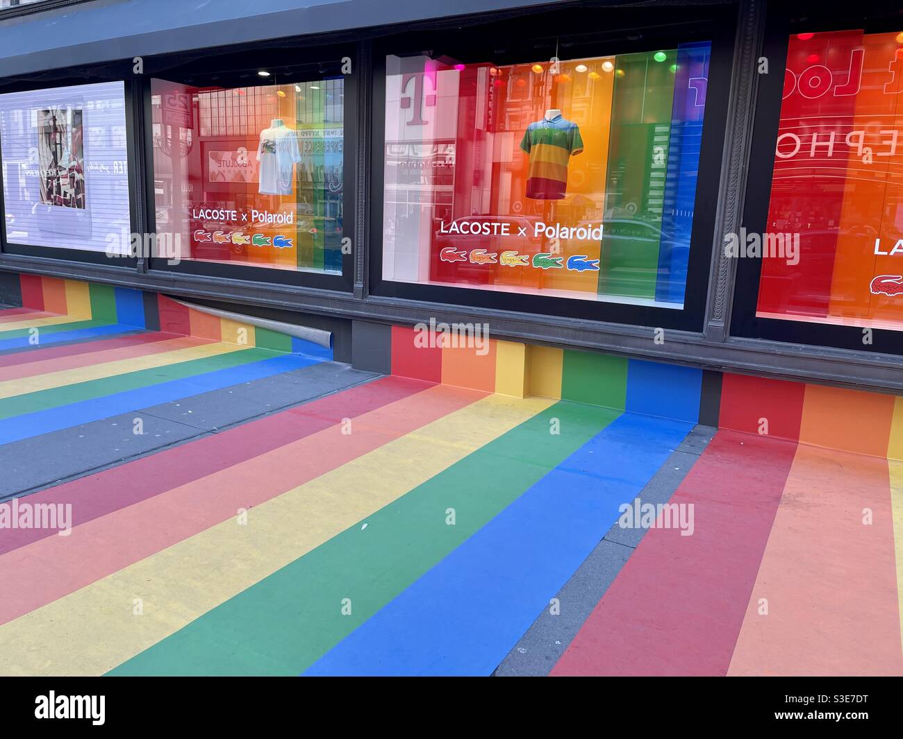 Couleurs arc-en-ciel faisant la promotion de la fierté de LBGTQ sur les fenêtres et les trottoirs de Macy à Herald Square NYC, États-Unis Banque D'Images