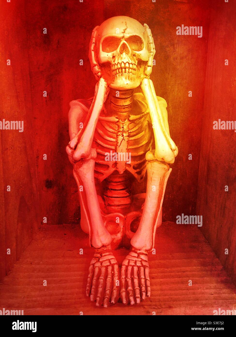 Un squelette humain dans un feu rouge inferno Enfer Banque D'Images