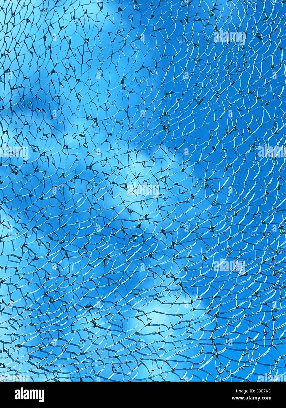 Motif formé par un panneau de verre plus dur qui a cassé. Personne. - Image de stock capturée avec un smartphone