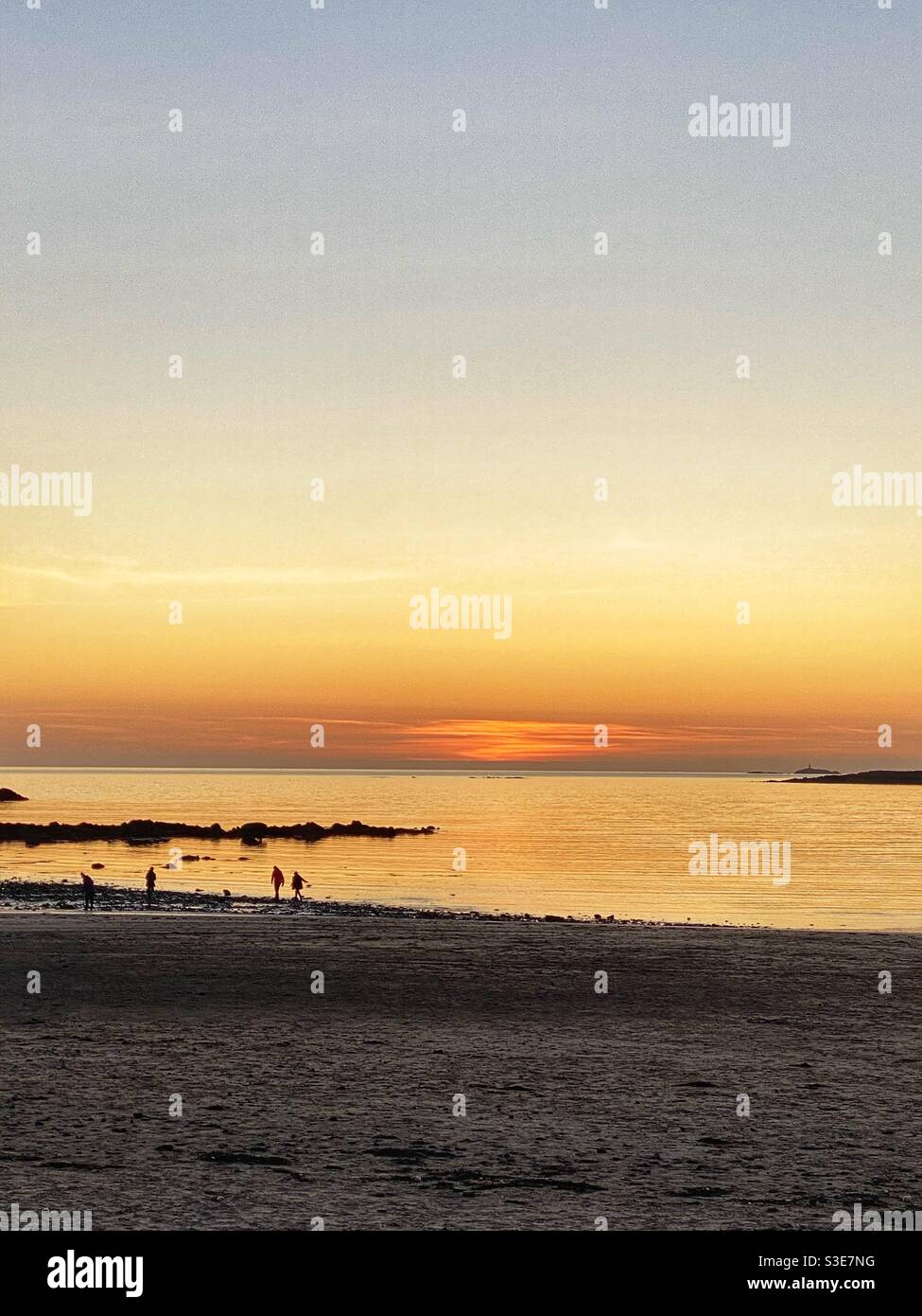 Coucher de soleil en mars sur la plage de Rhosneigr, Anglesey, pays de Galles du Nord, IK Banque D'Images