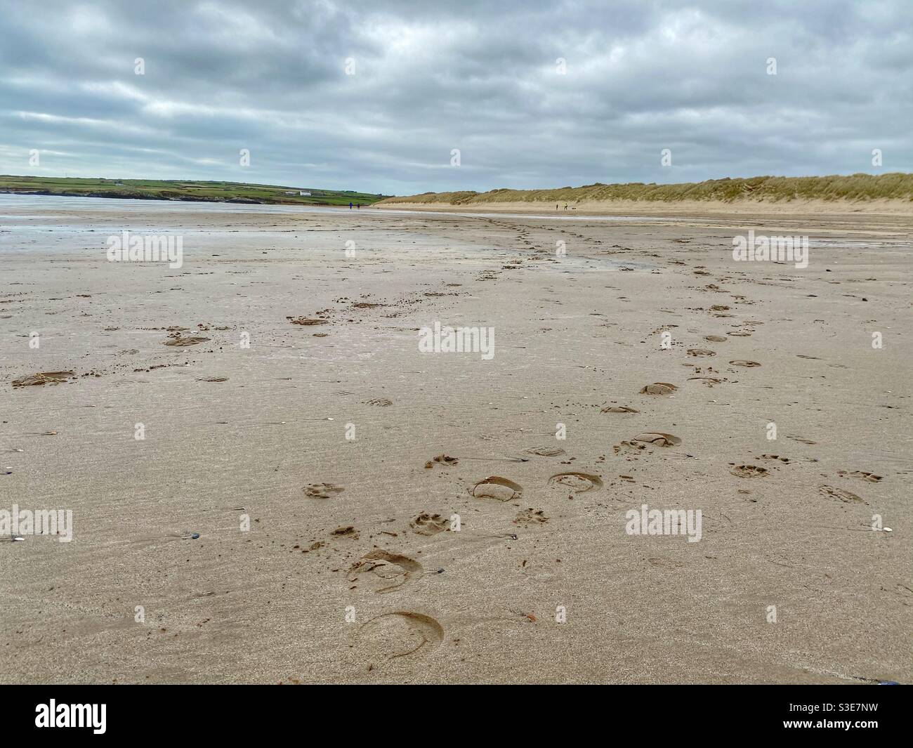 Objectif grand angle avec empreintes de pas sur la plage d'AberffRAW sur l'île d'Anglesey, au nord du pays de Galles Banque D'Images