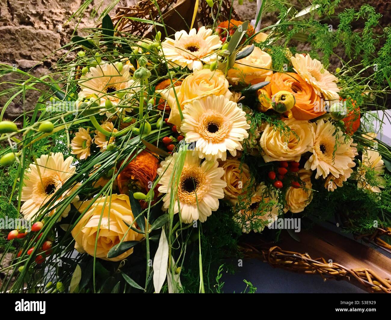 Beau bouquet de fleurs avec roses et pâquerettes - Image de stock capturée avec un smartphone