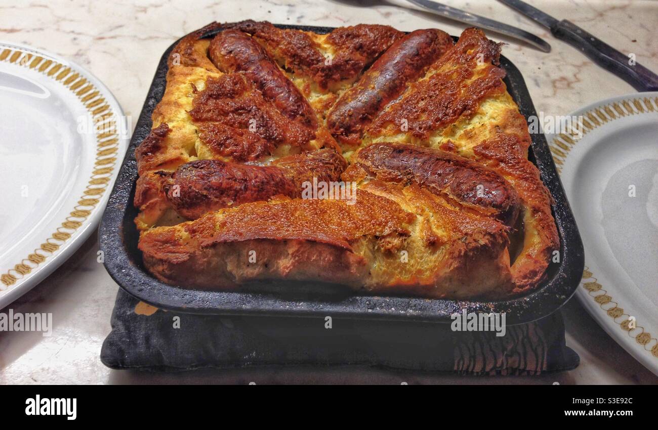 Crapaud traditionnel dans le trou fait avec des saucisses et Yorkshire pudding Banque D'Images