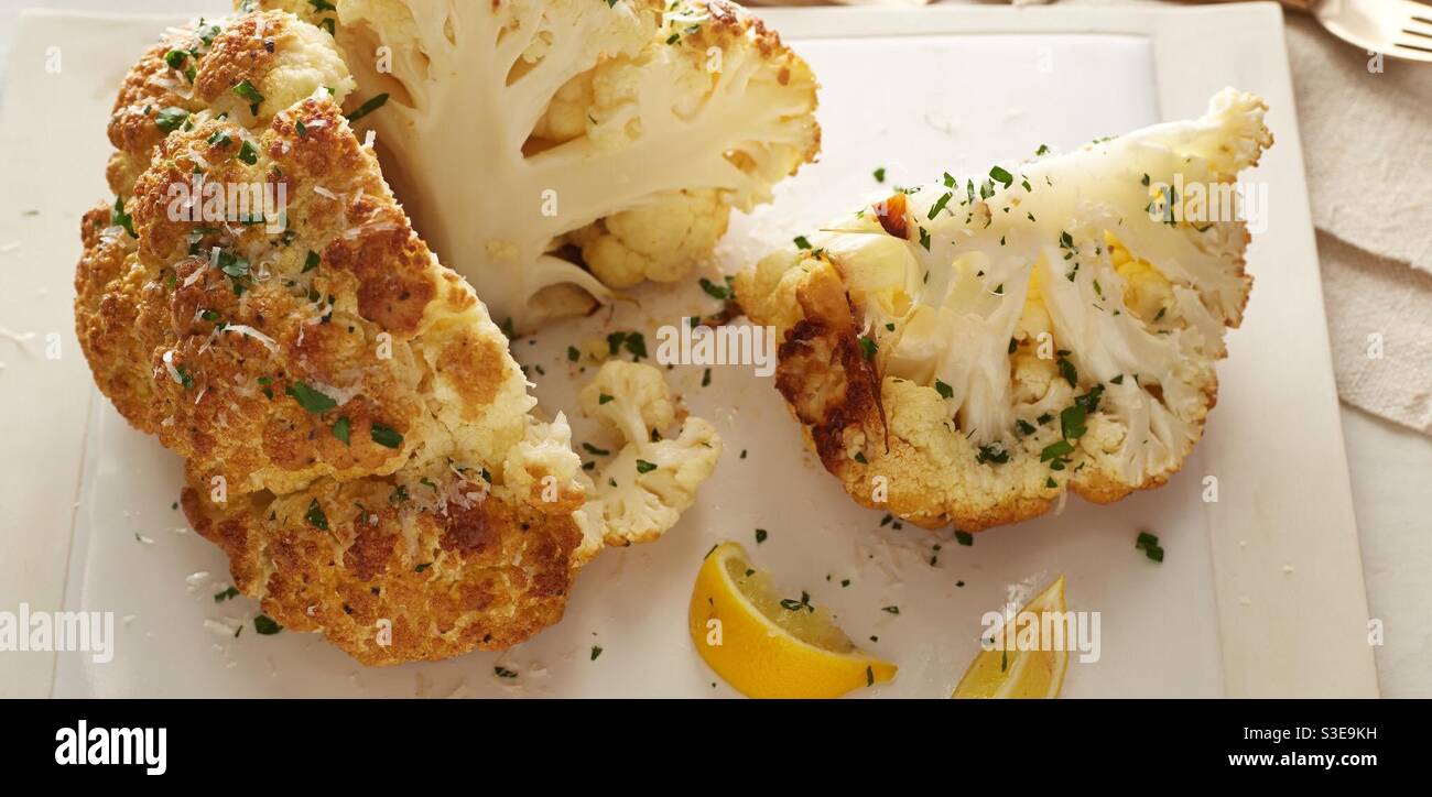 Chou-fleur rôti avec coin citron Banque D'Images