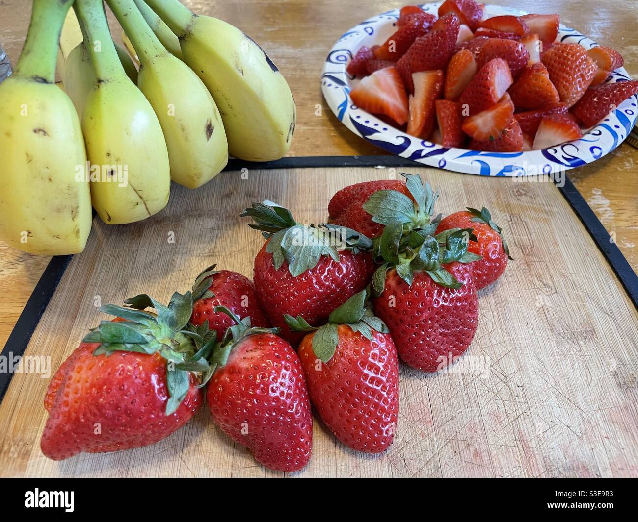 Préparation des fraises et des bananes Banque D'Images