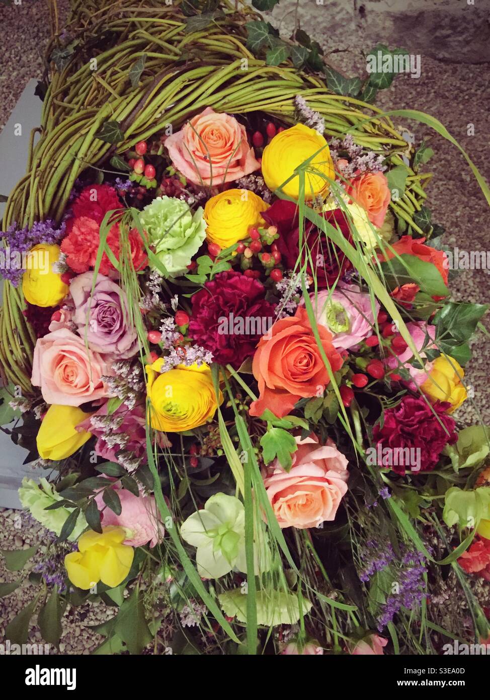 Beau bouquet de fleurs de printemps coloré avec roses - Image de stock capturée avec un smartphone