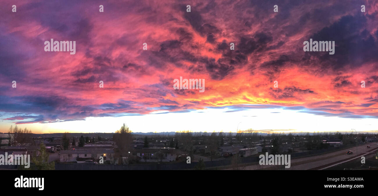 Panorama d'une arche de chinook au coucher du soleil. En regardant vers l'ouest vers les montagnes Rocheuses canadiennes, à Calgary, Alberta, Canada. - Image de stock capturée avec un smartphone